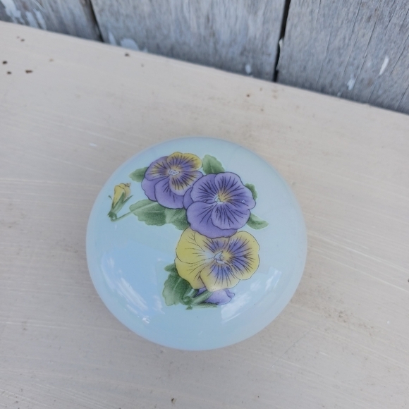Vtg Lillian Vernon Porcelain Collector’s Box White Pansies Cottagecore Trinket - Picture 2 of 9